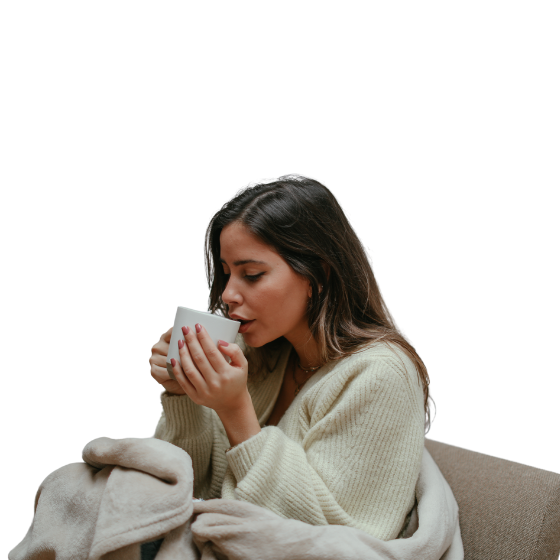 Mujer bebiendo en una taza un producto de Bariátrica natural